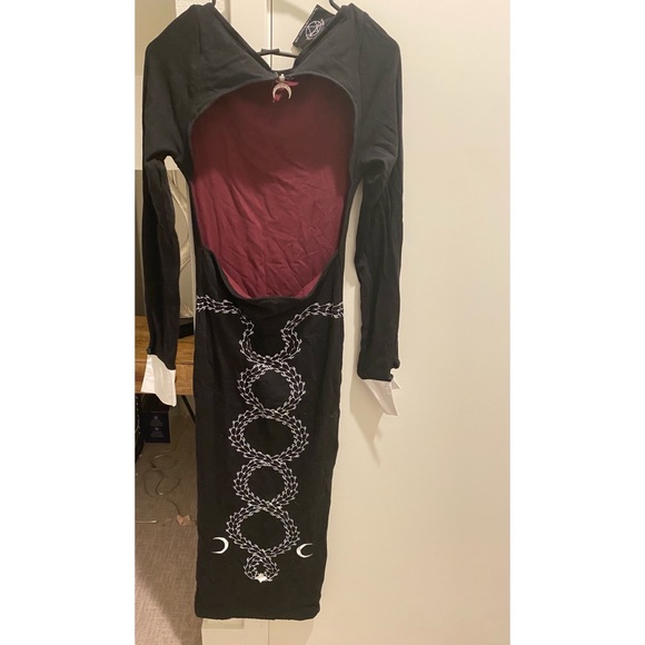 Beautiful long rogue and wolf gothic dress. Has a slit up the leg. Fits XS. - Picture 5 of 5